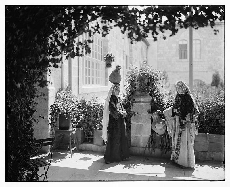 %_tempFileName09_Ramallah-girls-talking%